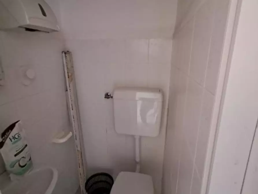 Immagine 8 di Negozio in affitto  a Pescara