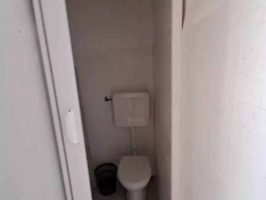 Immagine 9 di Negozio in affitto  a Pescara