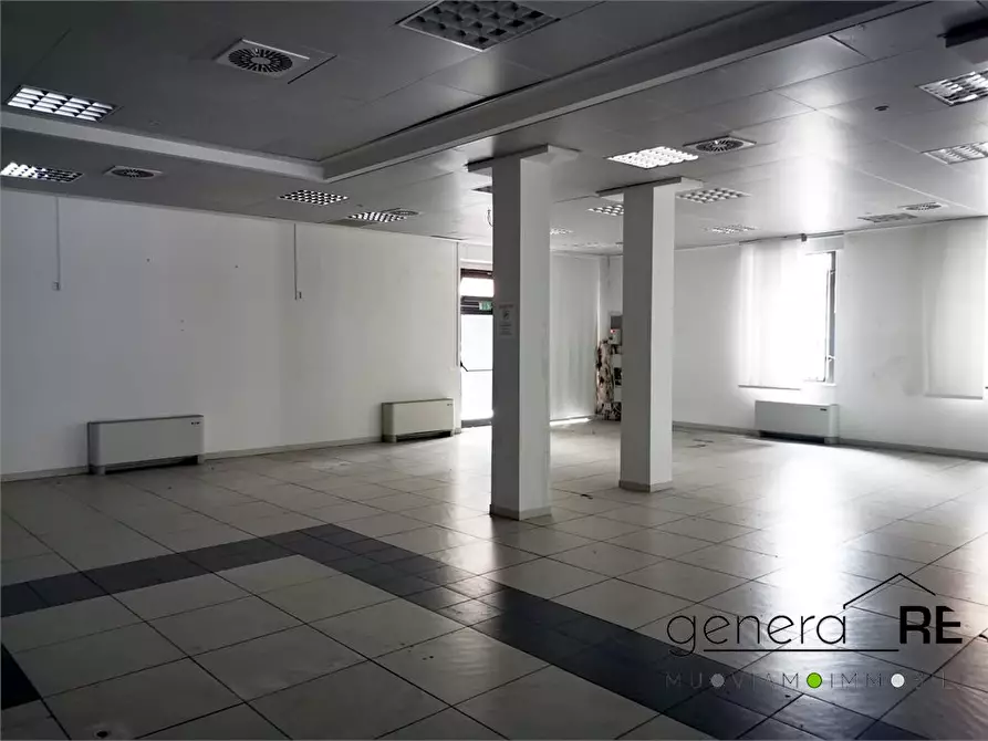 Immagine 2 di Negozio in affitto  a Pescara