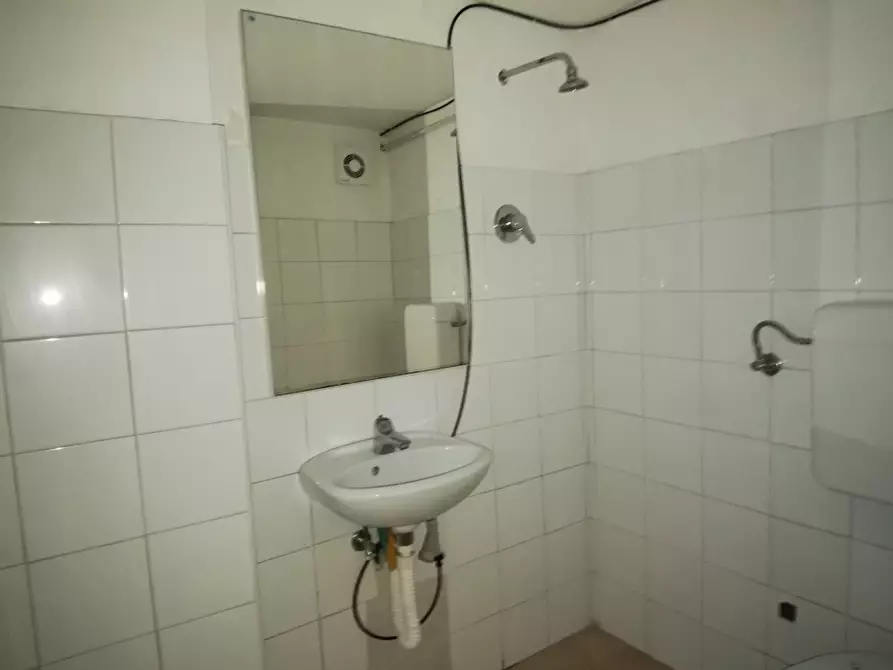 Immagine 7 di Negozio in affitto  a Pescara