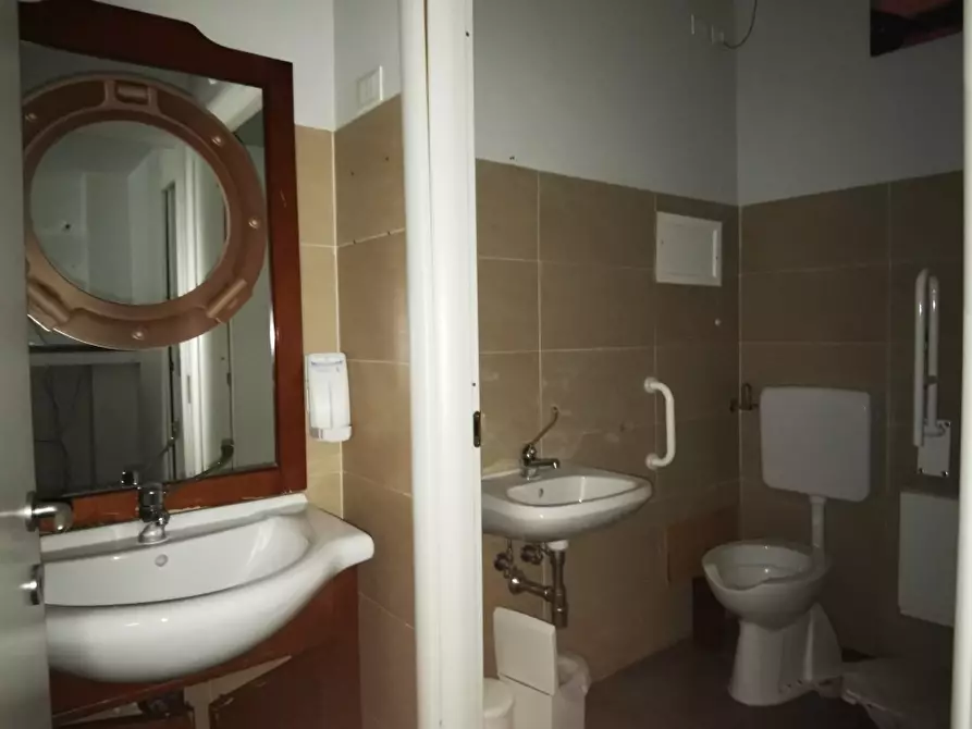 Immagine 8 di Negozio in affitto  a Pescara