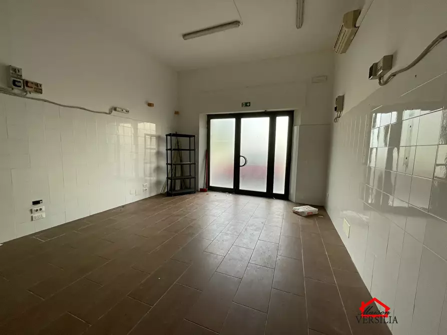 Immagine 9 di Negozio in affitto  1 a Massa