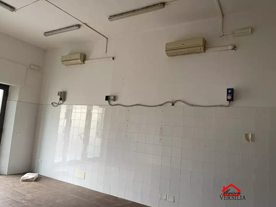 Immagine 3 di Negozio in affitto  1 a Massa