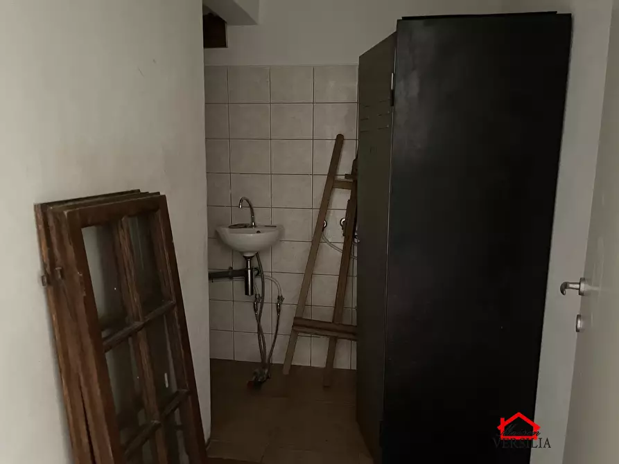 Immagine 4 di Negozio in affitto  1 a Massa