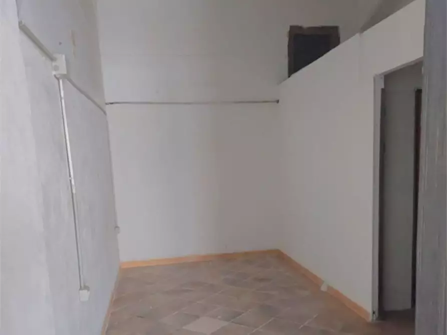 Immagine 3 di Negozio in affitto  33c a Messina