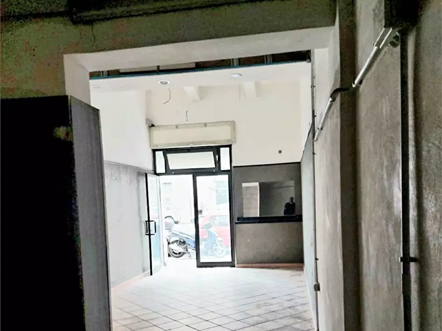 Immagine 4 di Negozio in affitto  33c a Messina