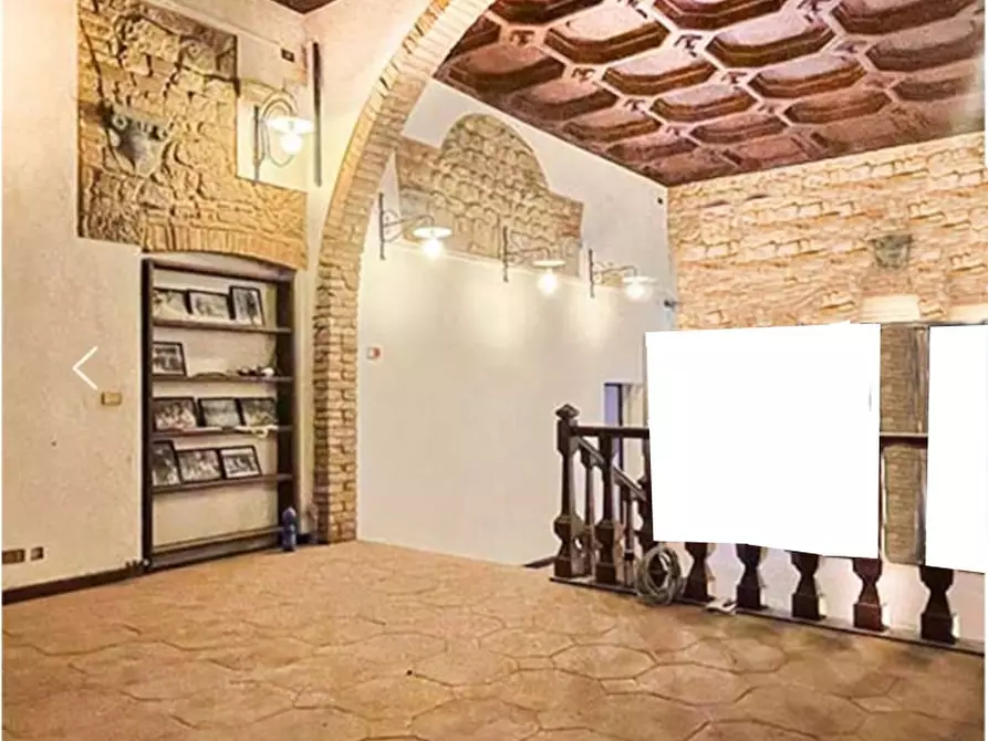 Immagine 1 di Negozio in affitto  a San Gimignano