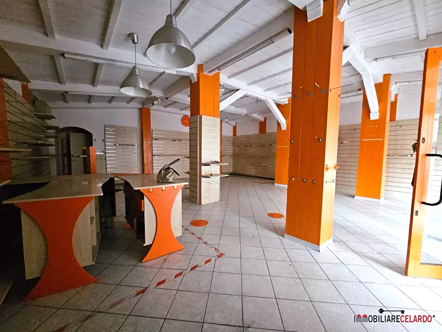 Immagine 3 di Negozio in affitto  a Colle Di Val D'elsa