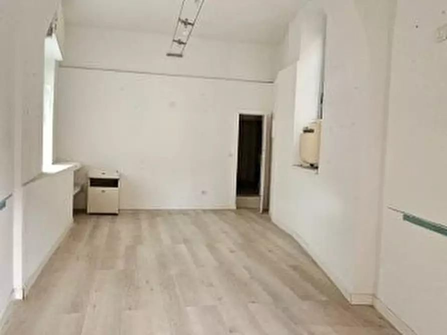 Immagine 1 di Negozio in affitto  a Colle Di Val D'elsa