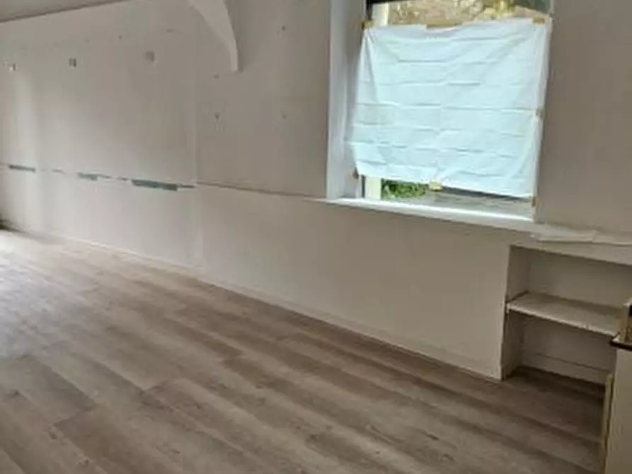 Immagine 5 di Negozio in affitto  a Colle Di Val D'elsa