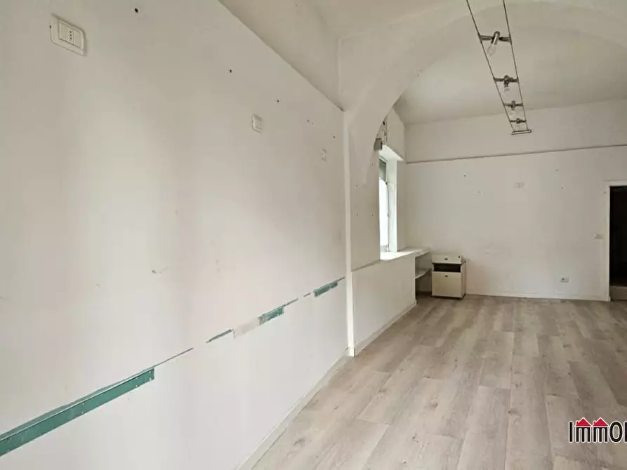 Immagine 2 di Negozio in affitto  a Colle Di Val D'elsa