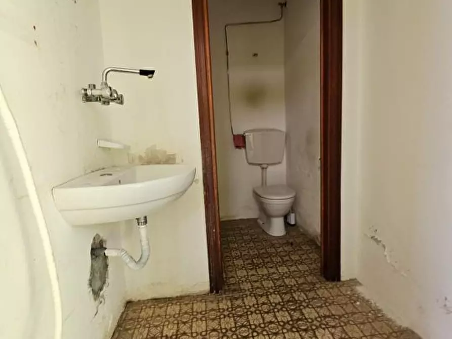 Immagine 3 di Negozio in affitto  a Poggibonsi