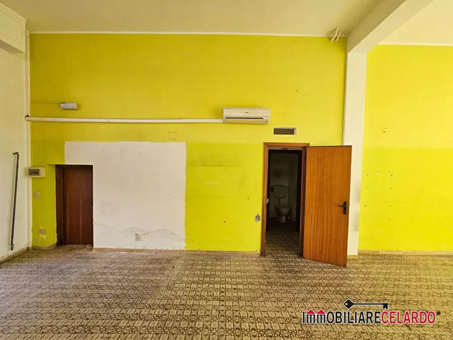 Immagine 2 di Negozio in affitto  a Poggibonsi