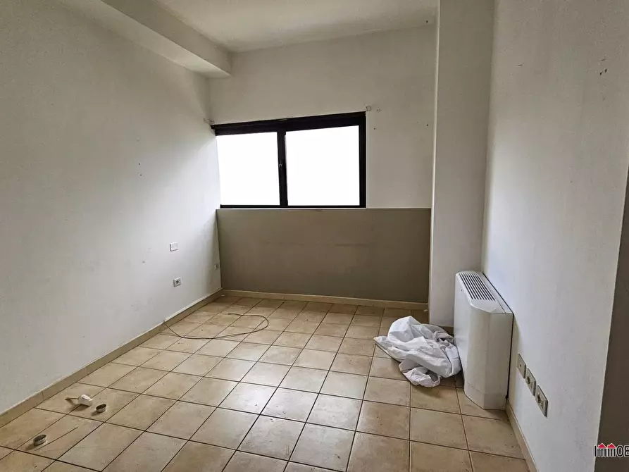 Immagine 6 di Negozio in affitto  a Colle Di Val D'elsa