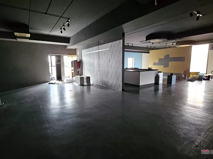 Immagine 5 di Negozio in affitto  a Colle Di Val D'elsa