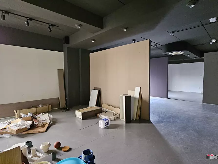 Immagine 2 di Negozio in affitto  a Colle Di Val D'elsa