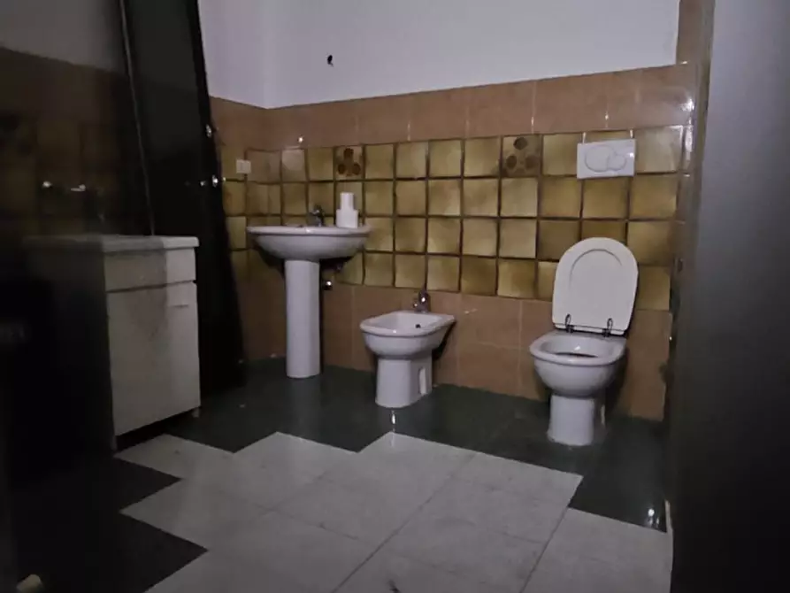 Immagine 10 di Negozio in affitto  a Colle Di Val D'elsa