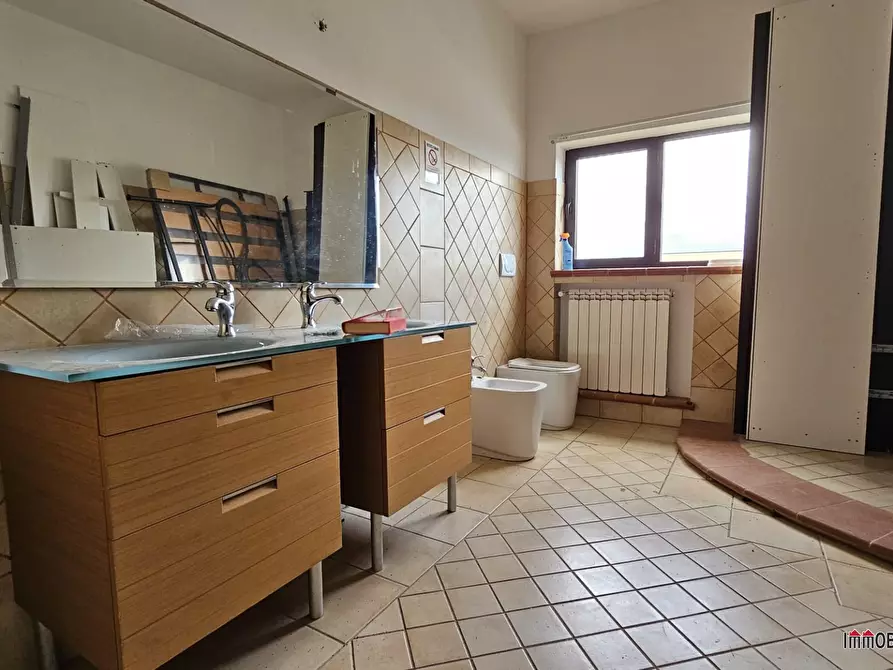 Immagine 9 di Negozio in affitto  a Colle Di Val D'elsa