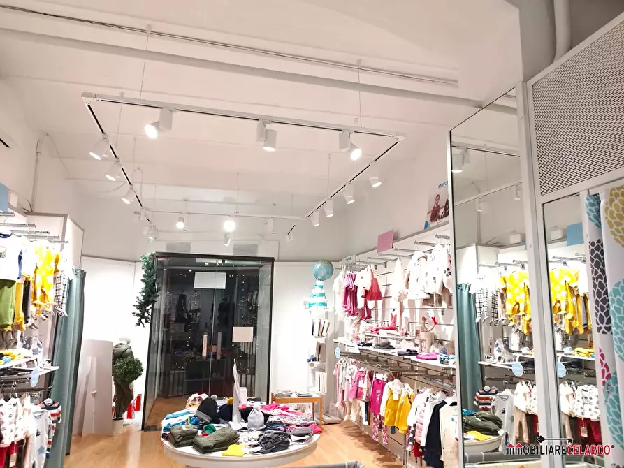 Immagine 5 di Negozio in affitto  a Colle Di Val D'elsa