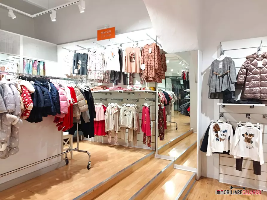 Immagine 10 di Negozio in affitto  a Colle Di Val D'elsa