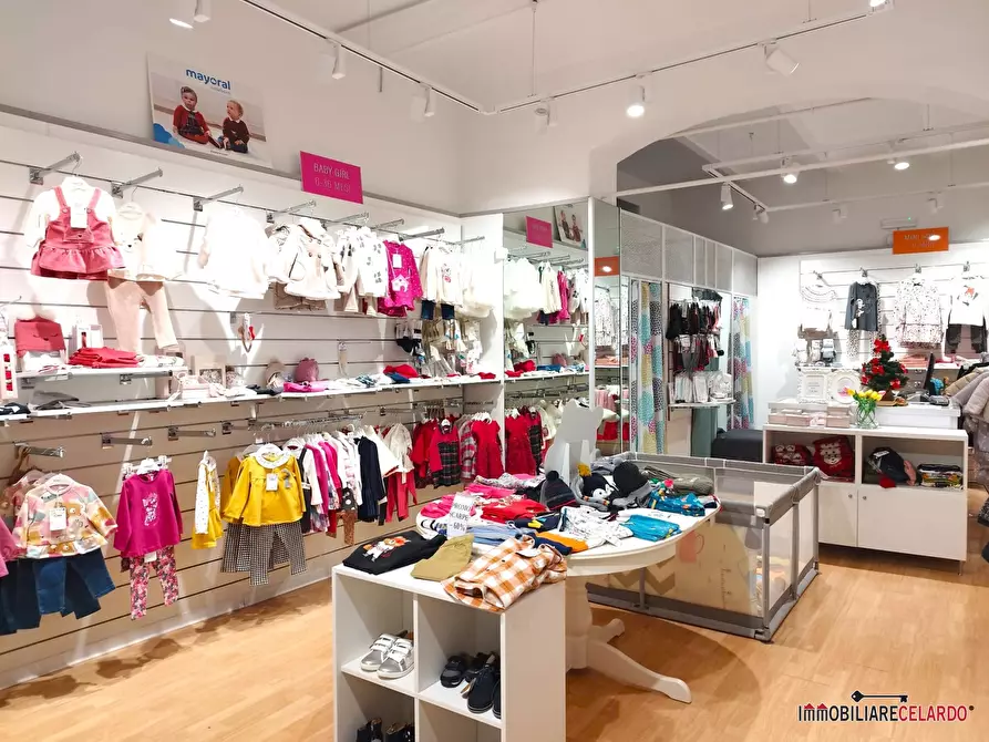 Immagine 2 di Negozio in affitto  a Colle Di Val D'elsa