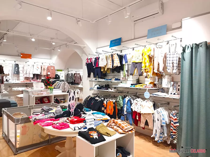 Immagine 4 di Negozio in affitto  a Colle Di Val D'elsa