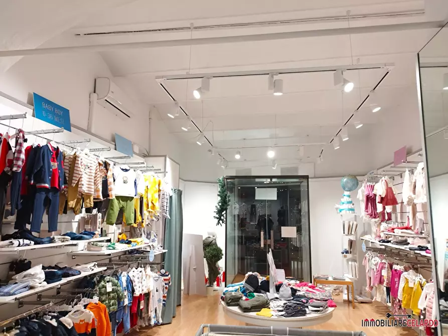 Immagine 6 di Negozio in affitto  a Colle Di Val D'elsa