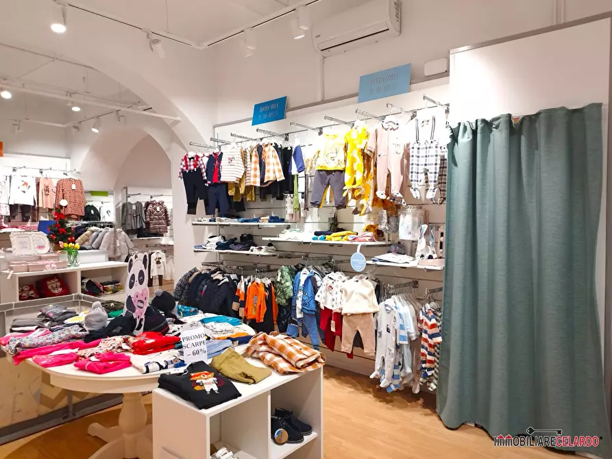 Immagine 3 di Negozio in affitto  a Colle Di Val D'elsa