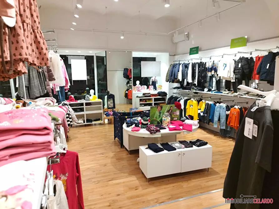 Immagine 9 di Negozio in affitto  a Colle Di Val D'elsa