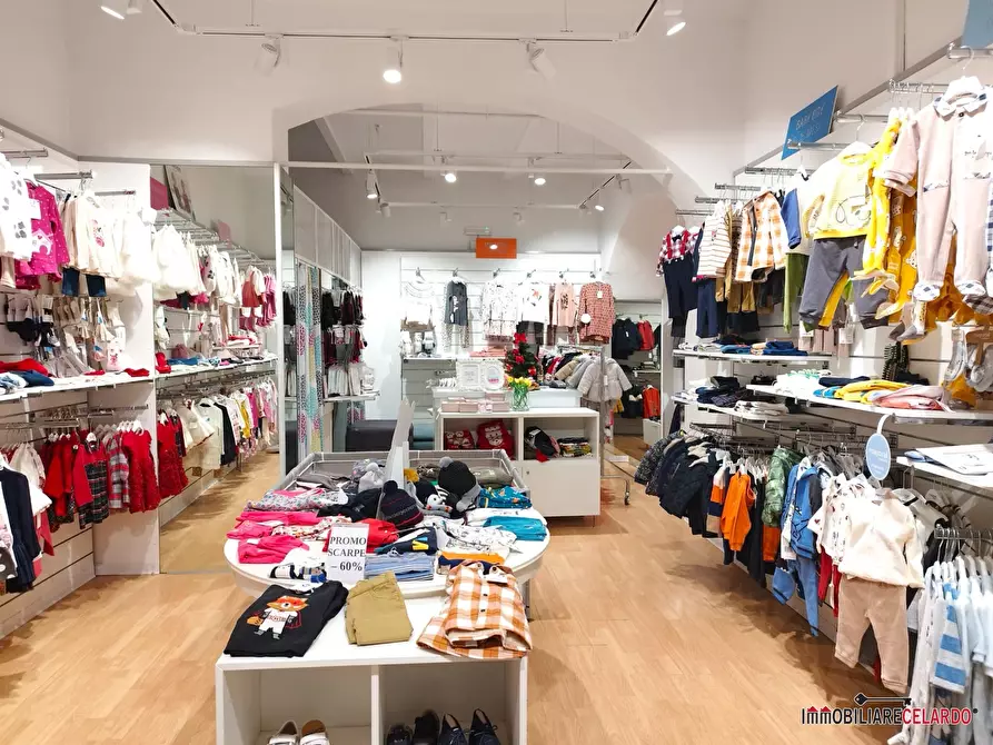 Immagine 1 di Negozio in affitto  a Colle Di Val D'elsa