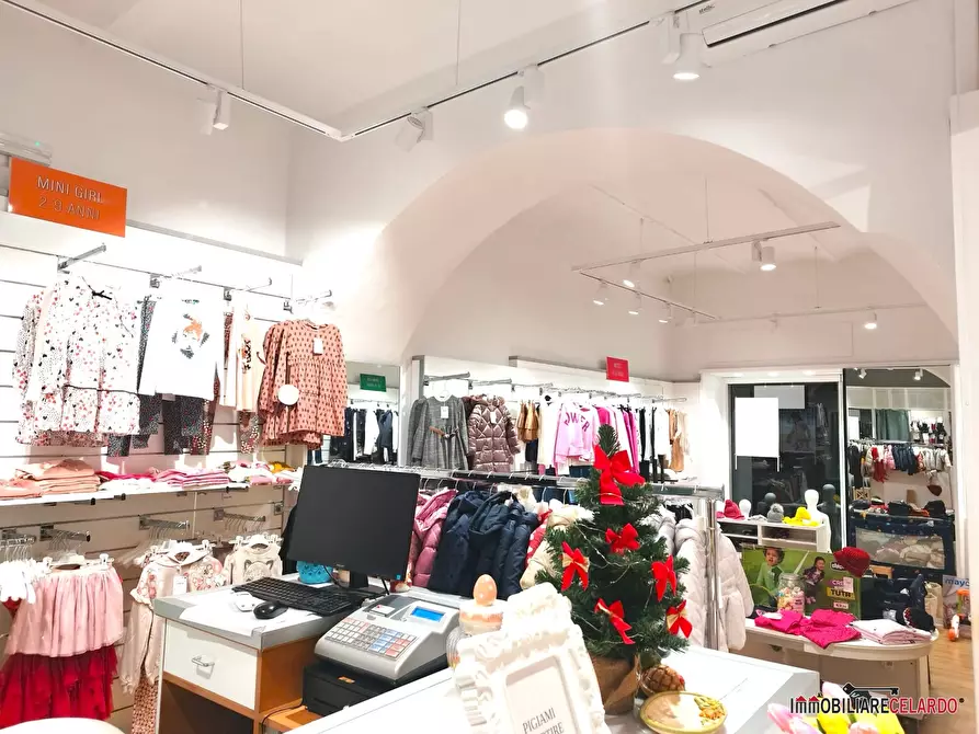 Immagine 8 di Negozio in affitto  a Colle Di Val D'elsa