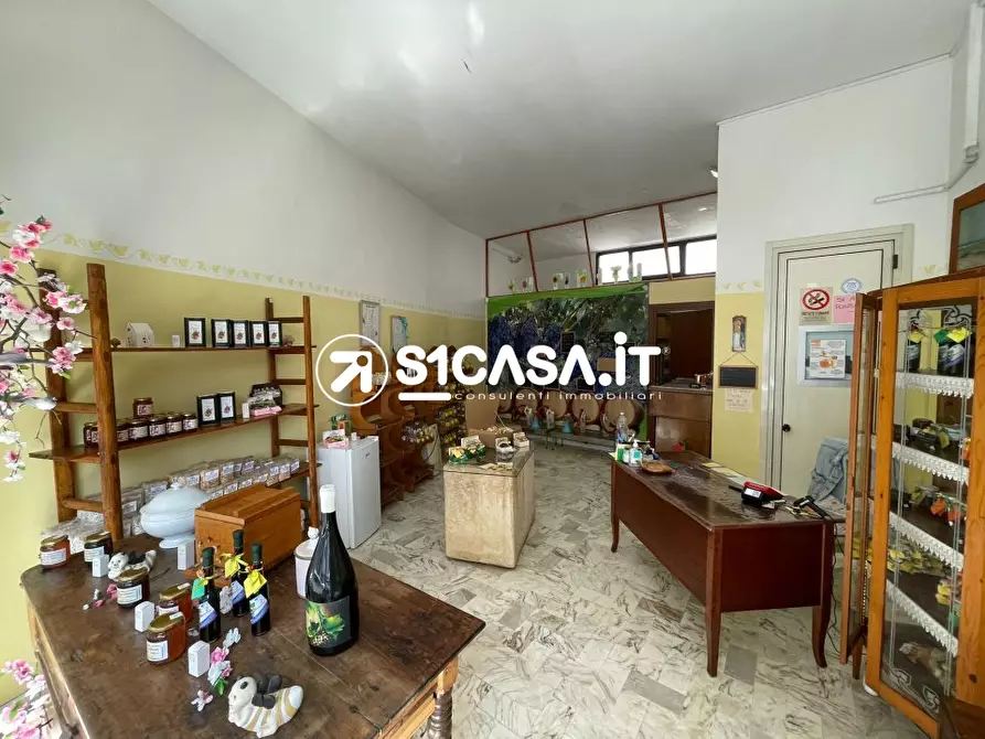 Immagine 1 di Negozio in affitto  a Galatone