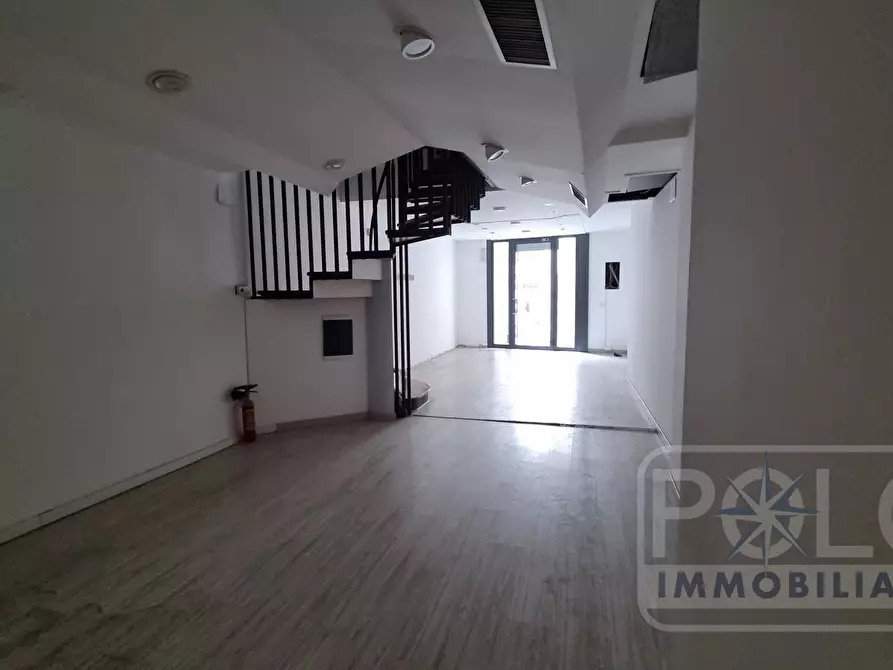 Immagine 2 di Negozio in affitto  20 a Verona