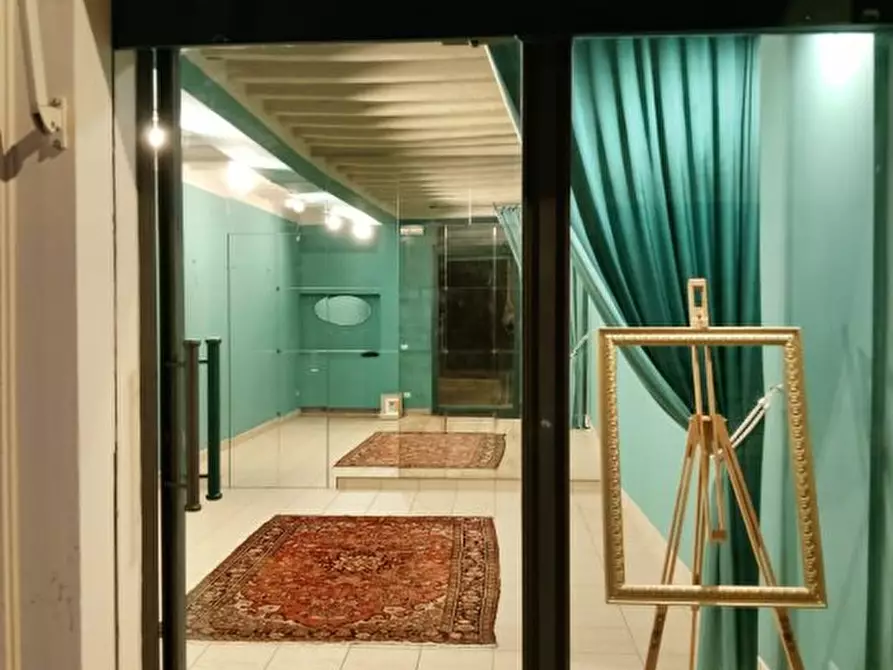 Immagine 1 di Negozio in affitto  a Carpi