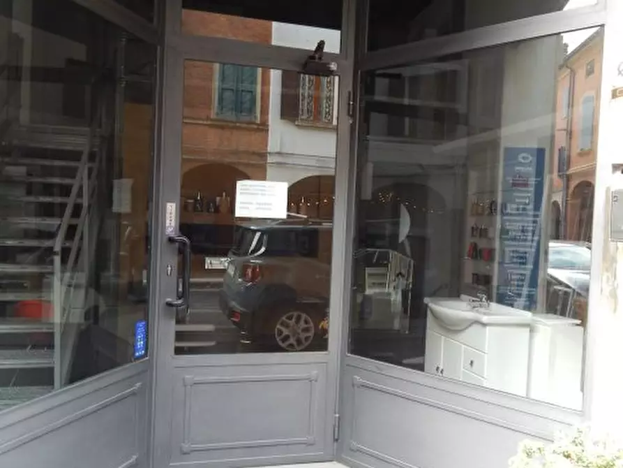 Immagine 2 di Negozio in affitto  a Carpi