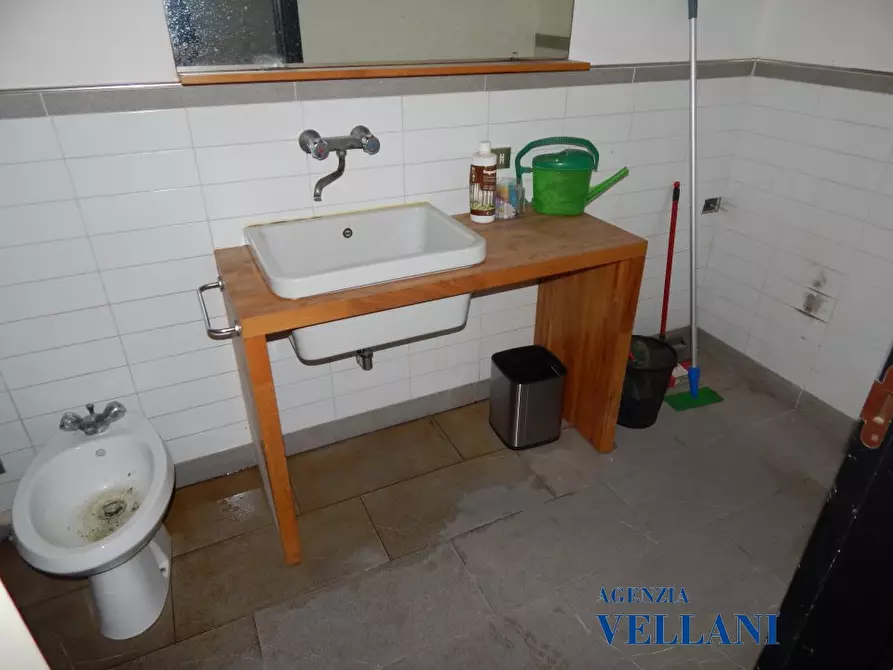 Immagine 10 di Negozio in affitto  a Carpi