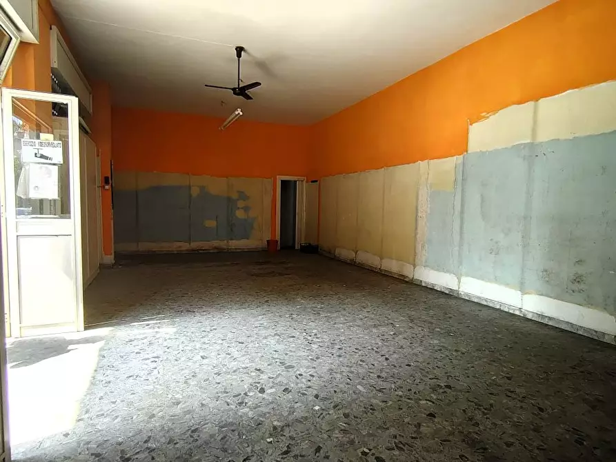 Immagine 2 di Negozio in affitto  20 a Arzano