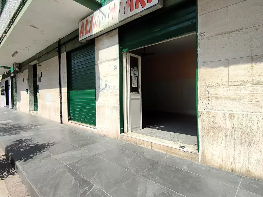 Immagine 1 di Negozio in affitto  20 a Arzano