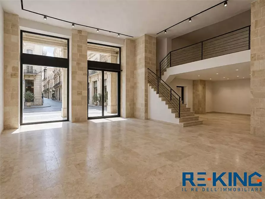 Immagine 1 di Negozio in affitto  a Lecce