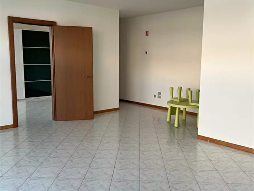 Immagine 3 di Negozio in affitto  a Zugliano