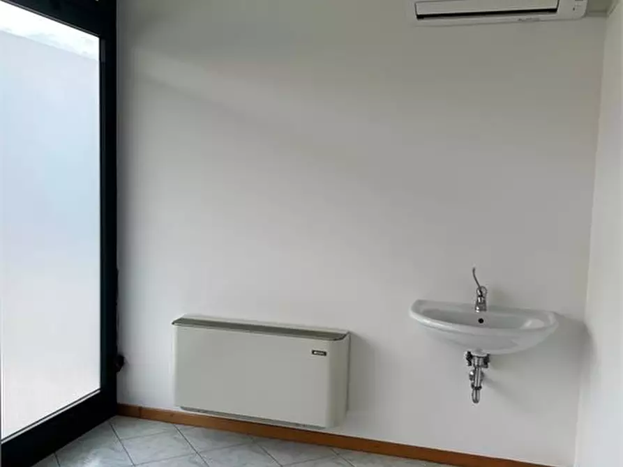 Immagine 10 di Negozio in affitto  a Zugliano