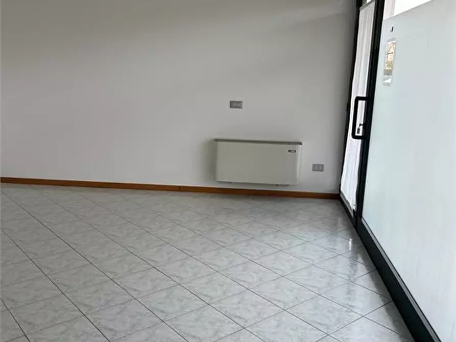 Immagine 6 di Negozio in affitto  a Zugliano