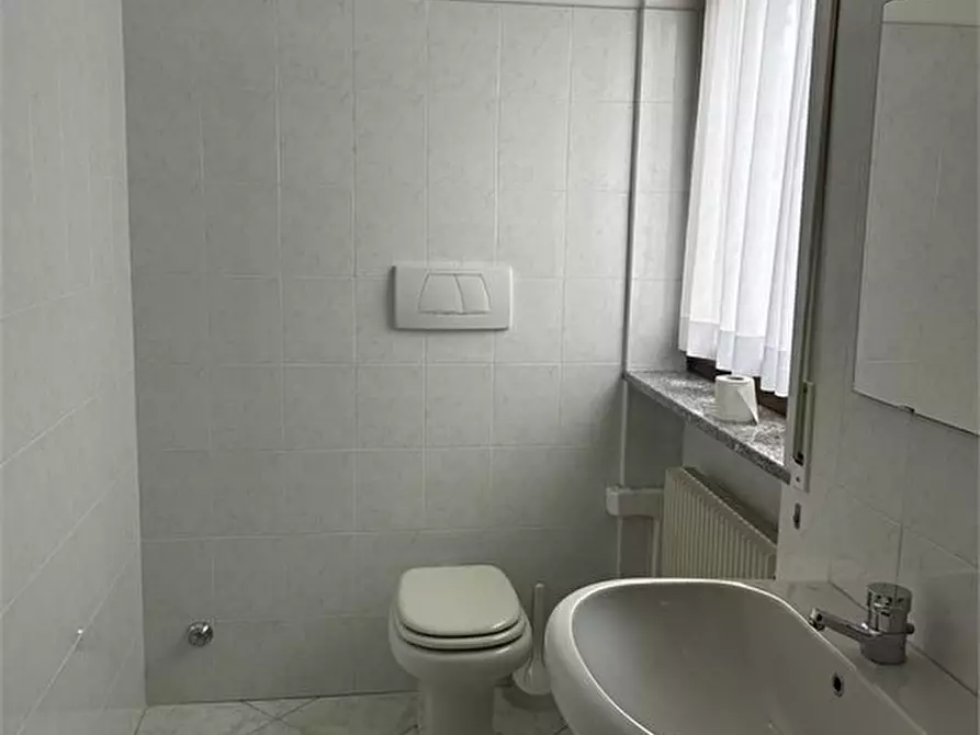 Immagine 8 di Negozio in affitto  a Zugliano