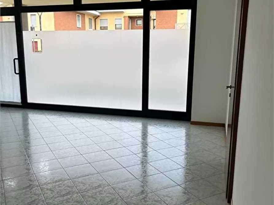 Immagine 5 di Negozio in affitto  a Zugliano