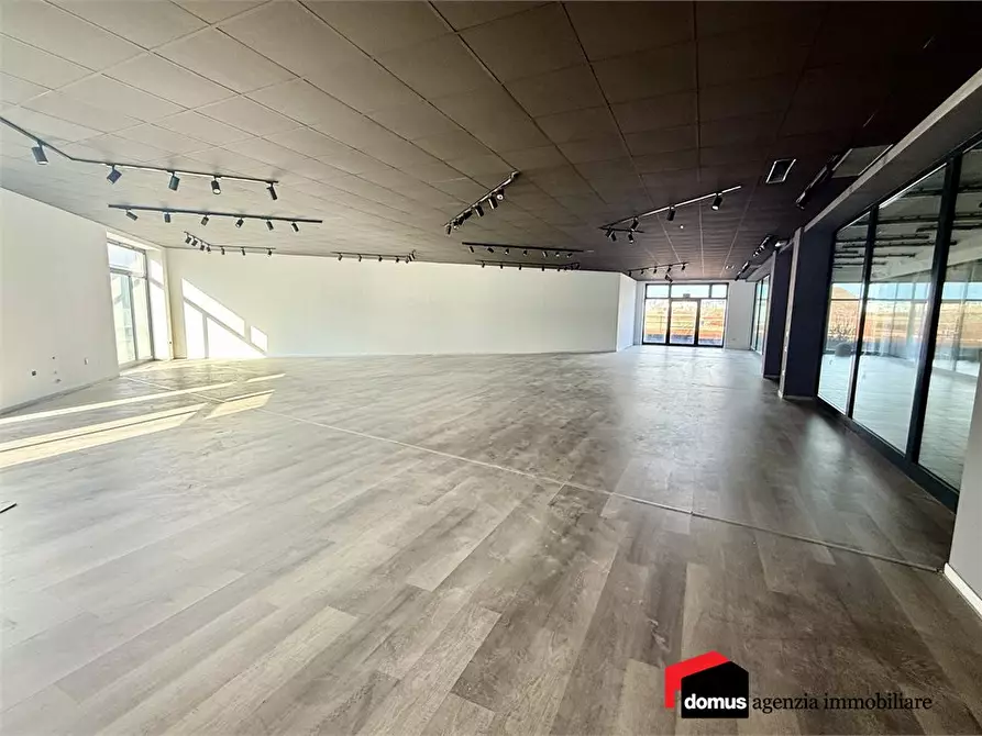 Immagine 1 di Negozio in affitto  a Thiene