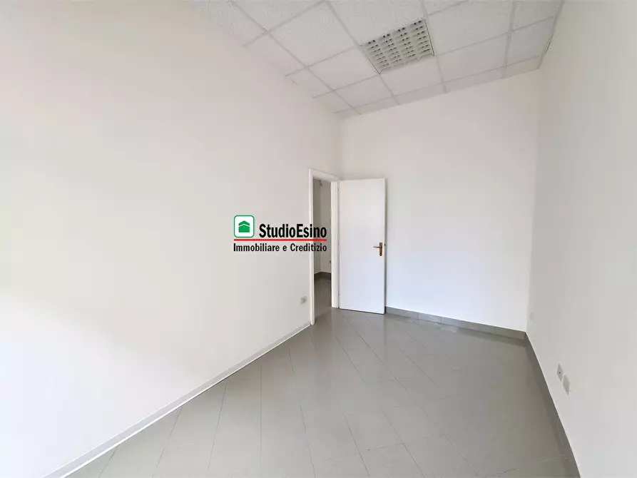 Immagine 5 di Negozio in affitto  a San Benedetto Del Tronto