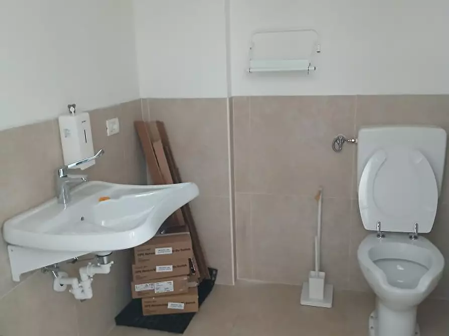 Immagine 3 di Ufficio in affitto  a Parma