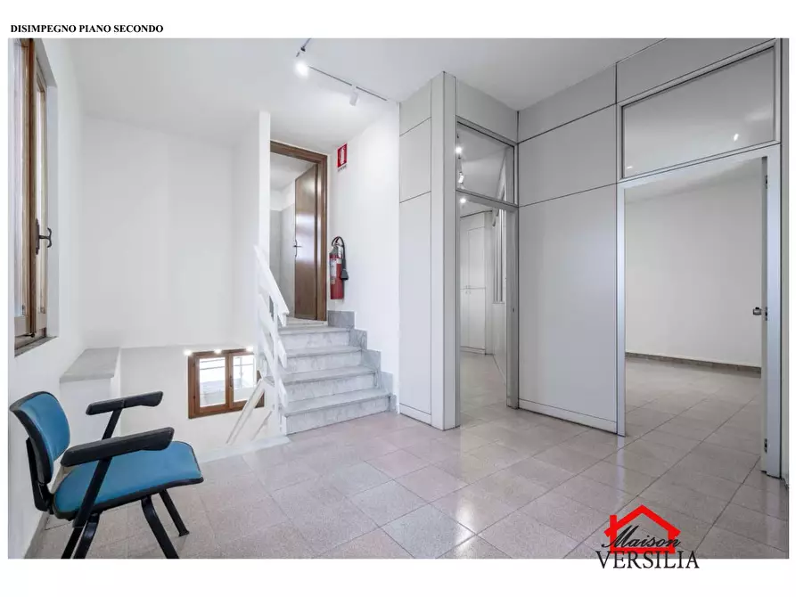 Immagine 8 di Ufficio in affitto  a Massa