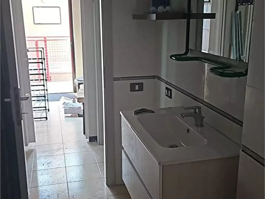 Immagine 8 di Ufficio in affitto  a Massa