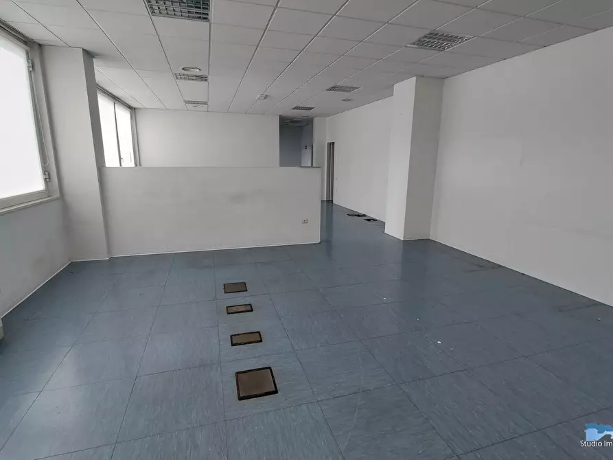 Immagine 10 di Ufficio in affitto  a Ivrea